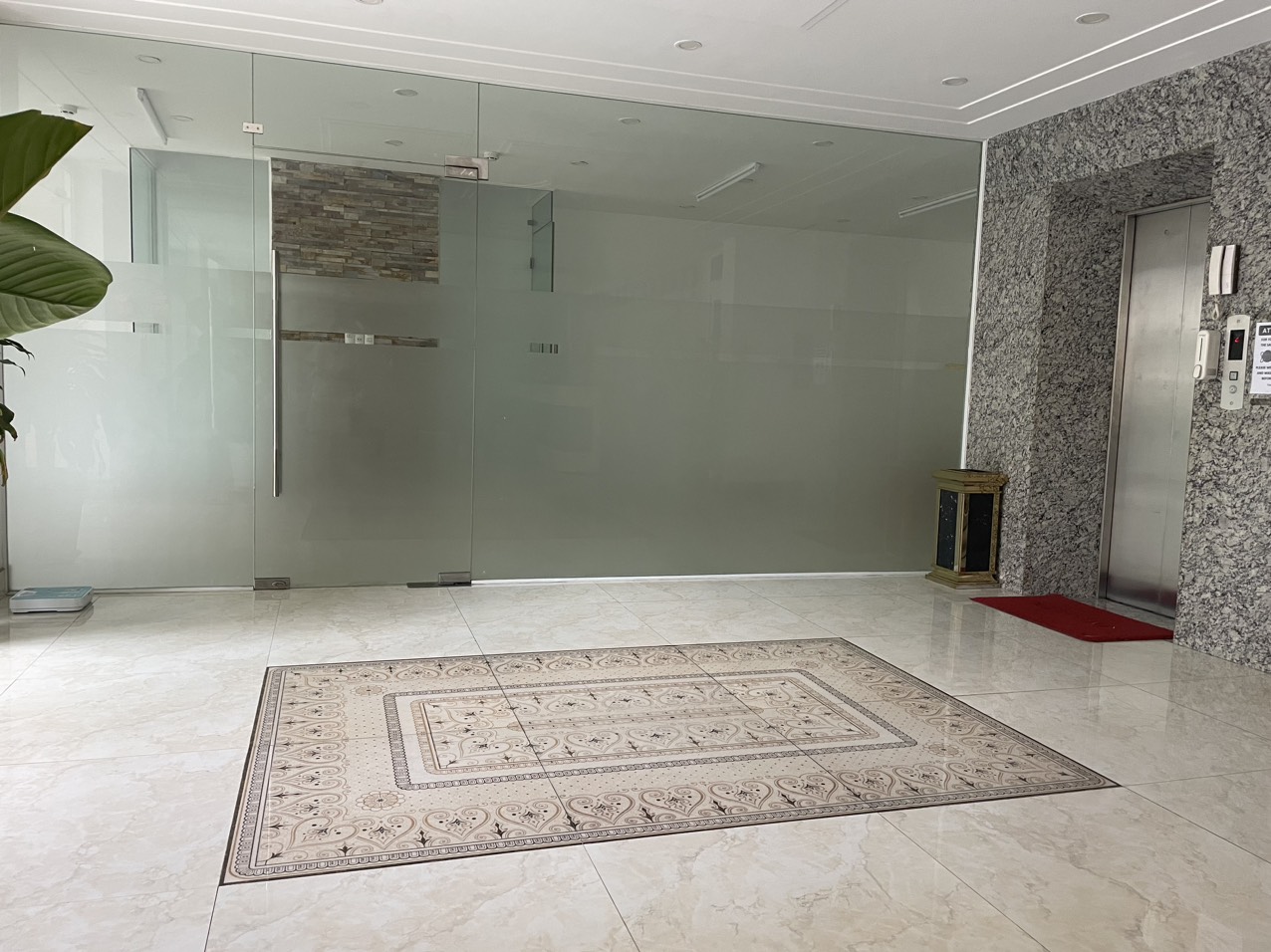 chinh chu can cho thue mat bang tang tret toa nha the grace apartment