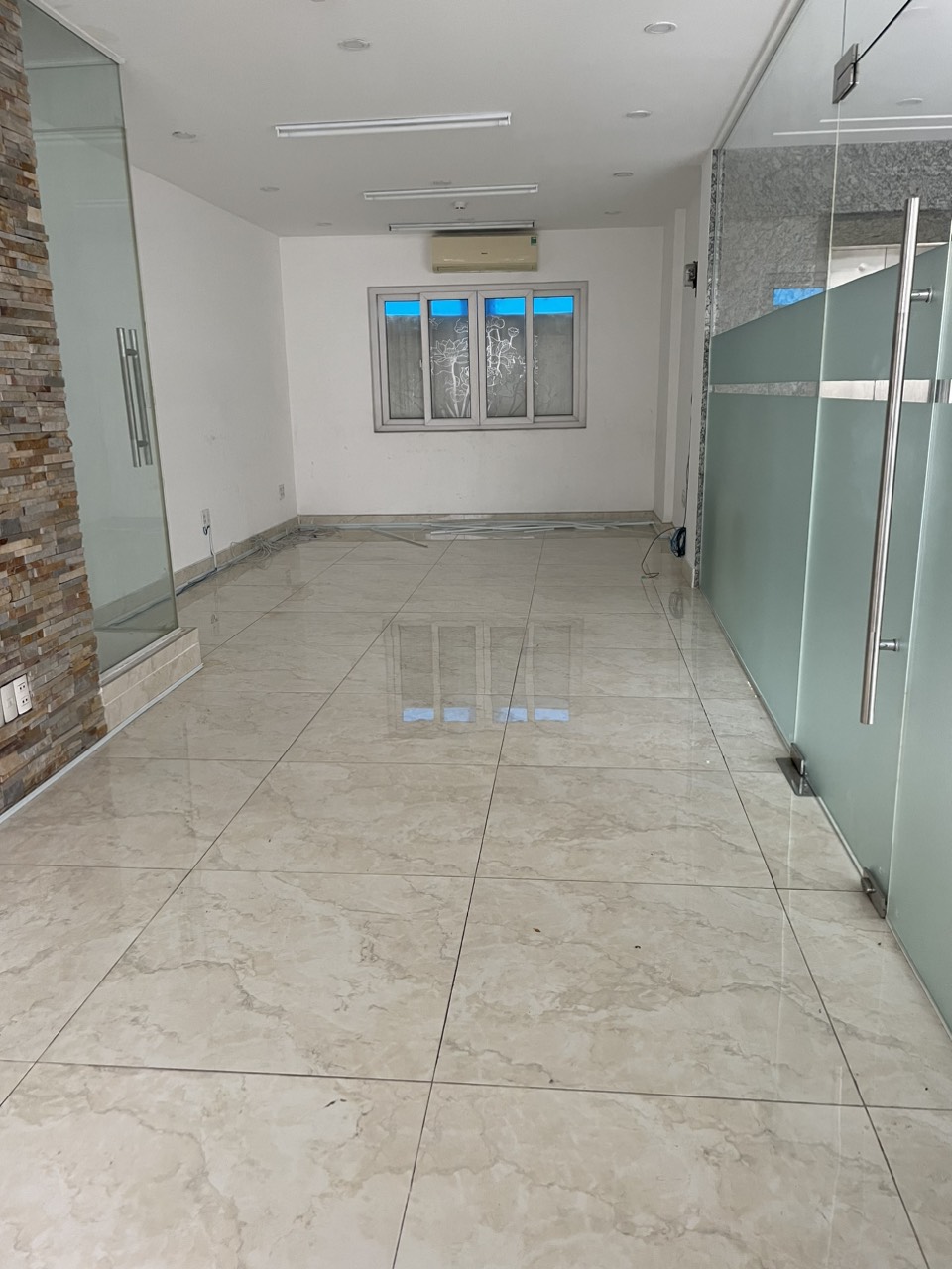 chinh chu can cho thue mat bang tang tret toa nha the grace apartment