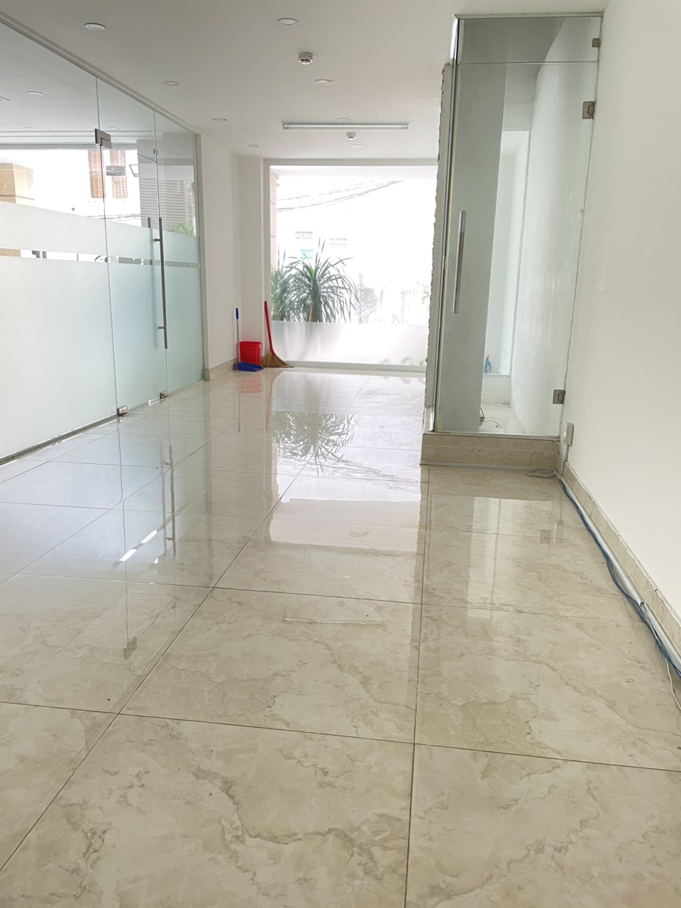 chinh chu can cho thue mat bang tang tret toa nha the grace apartment